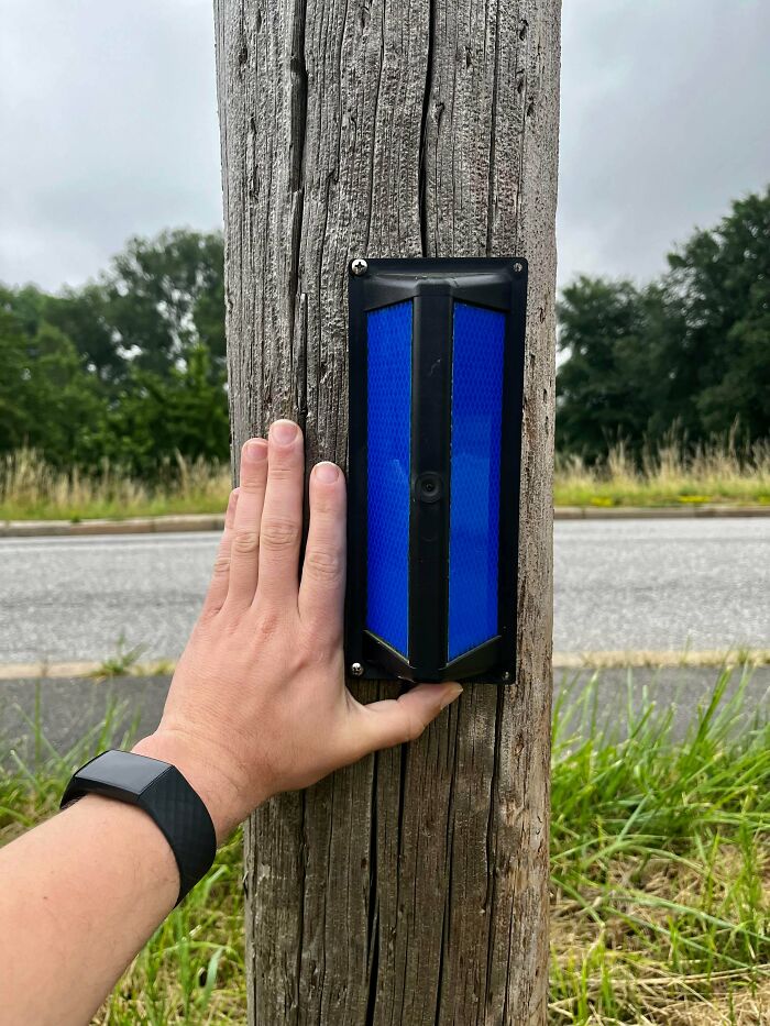 ¿Para qué sirven estos reflectores azules? Están colocados en los postes, de cara al campo