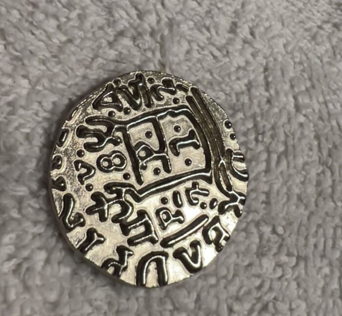 Una pieza de plata encontrada en la Isla Mustang frente al golfo de México. Fue en la playa