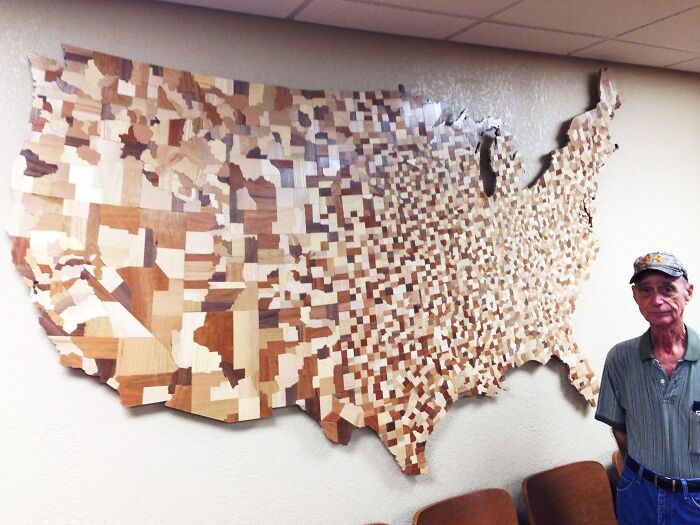 Mapa de todos los condados de Estados Unidos, tallado en más de 3 mil bloques de madera