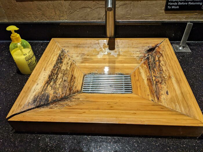 El lavamanos del baño de un restaurante. Hecho de… madera… 