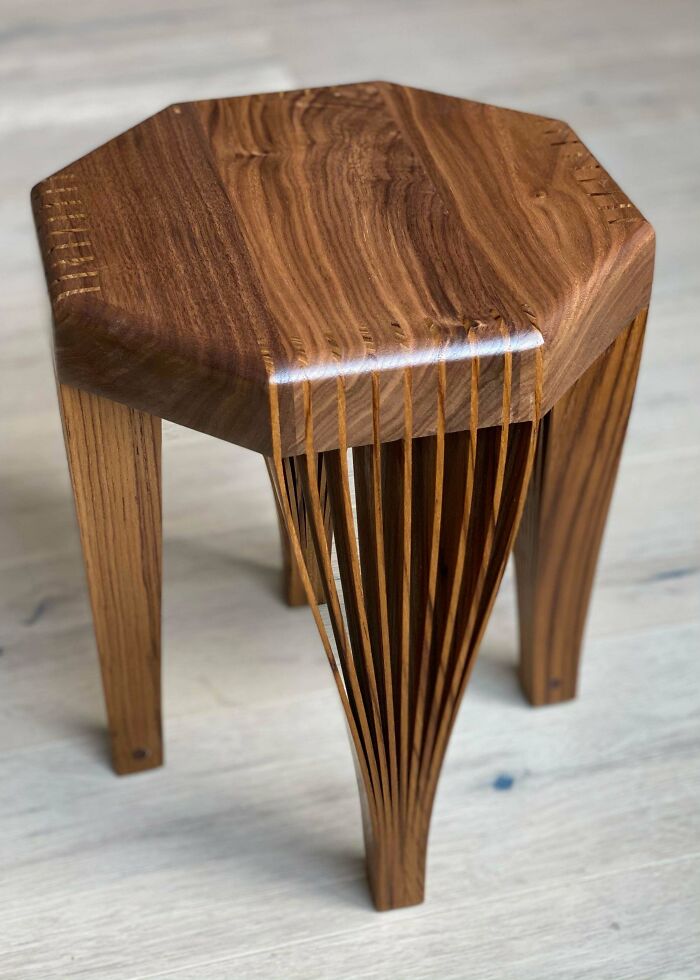 Voy a llamar a esto un taburete con patas en forma de abanico - Nogal y teca