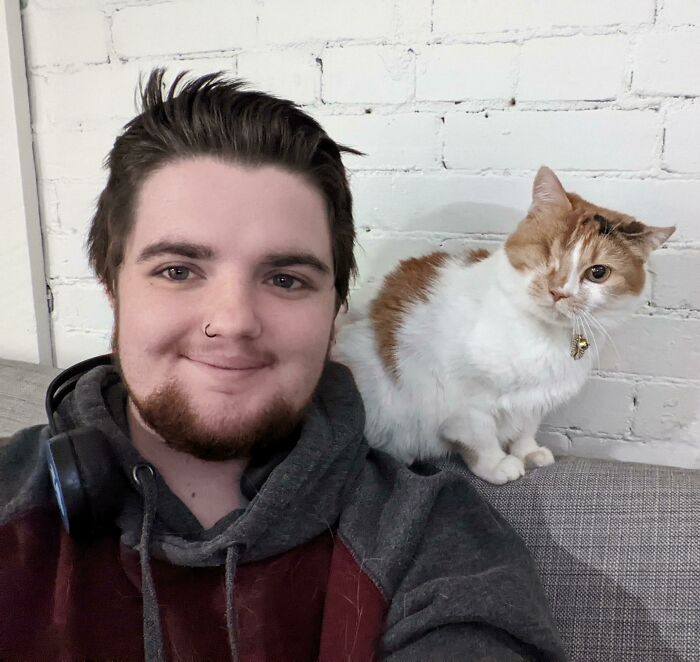 Mi gato y yo somos ciegos de un ojo, ¡somos la pareja perfecta!
