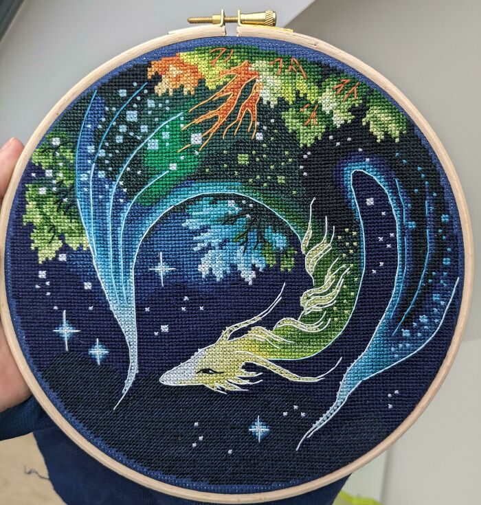 ¡Es Ia primera vez que pruebo a coser a máquina en vez de a pespunte y me encanta el resultado! Pasé el tiempo más frío del invierno cosiendo este dragón de Nadezhda Gavrilenkova