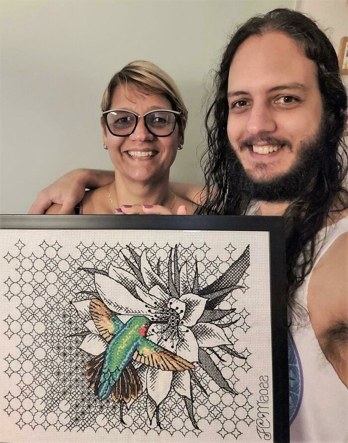 Regalo de cumpleaños para mi madre, la persona que me inició en el punto de cruz. Nos encanta ver colibríes juntos, así que le hice uno que puede ver siempre que quiera