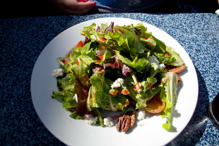 Todo, incluyendo una ensalada mixta