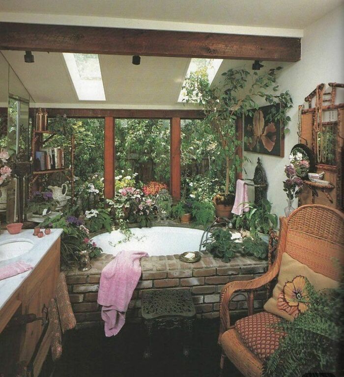 Ladrillo, mimbre y helechos. ¡Oh, Dios! Este baño de 1982 me ha dado vida