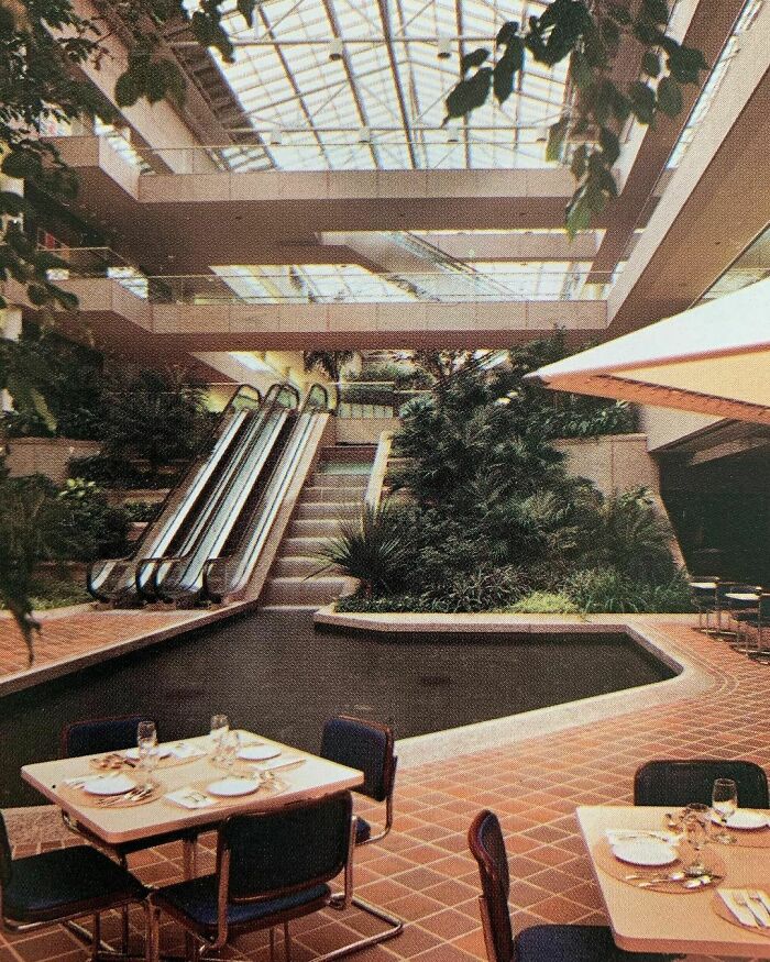  Cuando un edificio de oficinas tiene un recibidor con un restaurante, una cascada con un estanque, unos tragaluces y plantas tropicales *emoji* Commercial Interiors International, Grosvenor Press, 1986