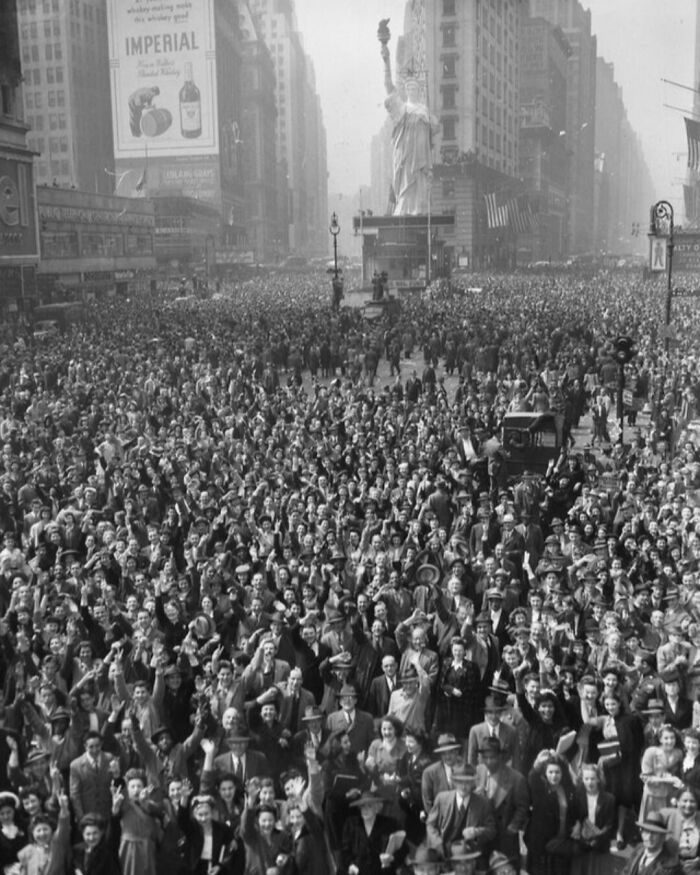 Una multitud en Time Square, Nueva York, celebrando la rendición de Alemania en la Segunda Guerra Mundial. Esta foto fue tomada el 7 de mayo de 1945
