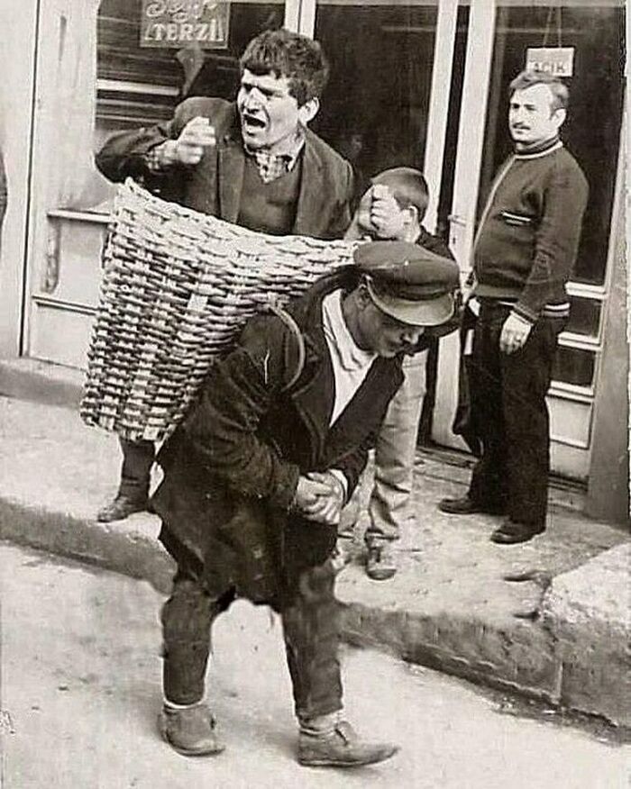 En los años 60, los bares de Estambul contrataban a alguien para que llevara a los borrachos a sus casas en una cesta 