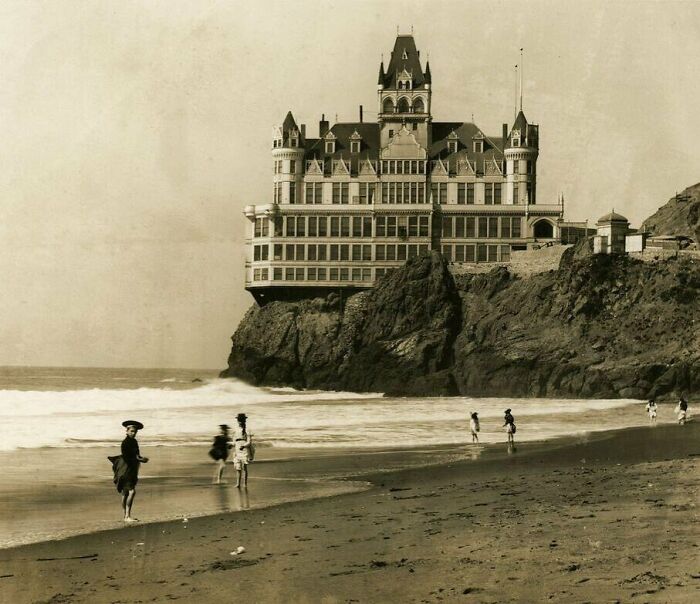 La emblemática Casa del Acantilado de San Francisco, antes de ser destruida por un incendio en 1907
