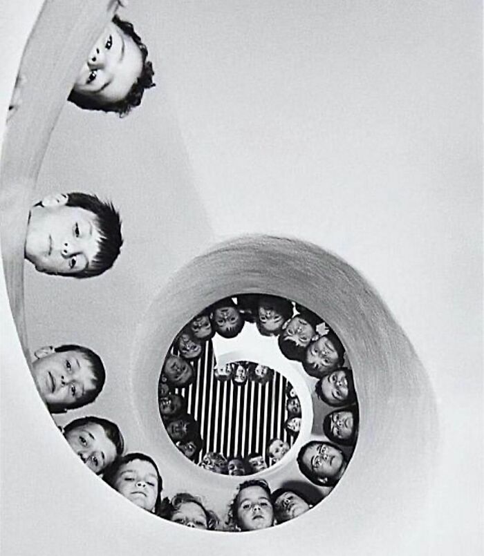 Niños en una escalera caracol en la recién construída biblioteca infantil de Clamart, Francia. Foto tomada en 1965 por Martine Franck 