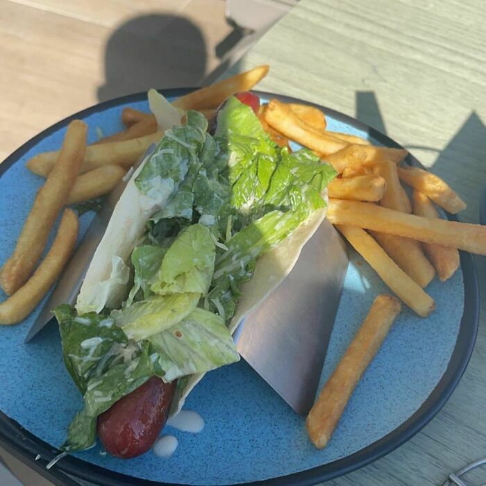 Le dije al mesero que me sorprendiera... Salchicha con ensalada César y Cheetos en una tortilla