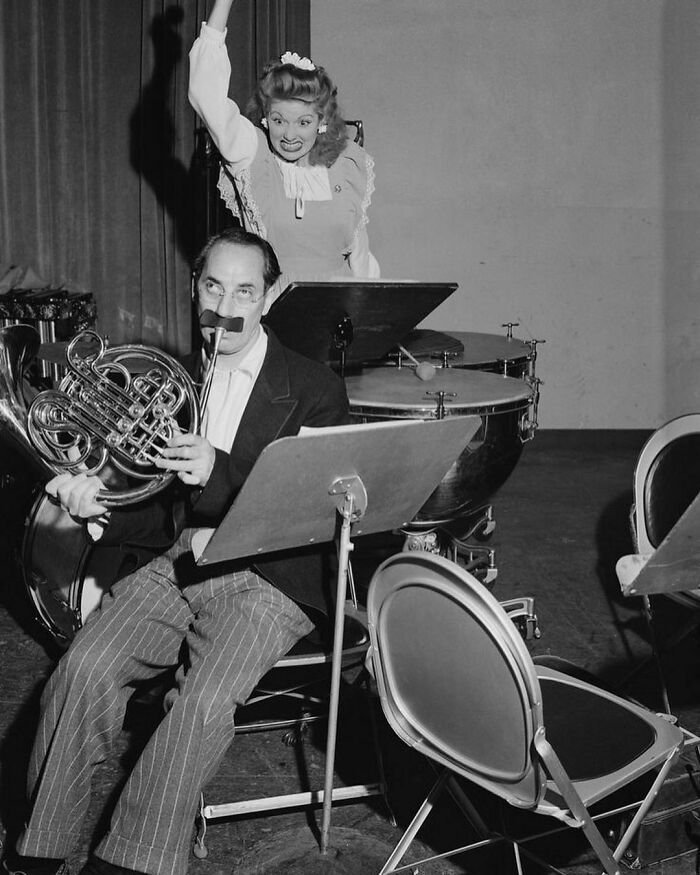 Groucho Marx y Lucille Ball haciendo el tonto en los estudios de radio Knx de CBS, 1945