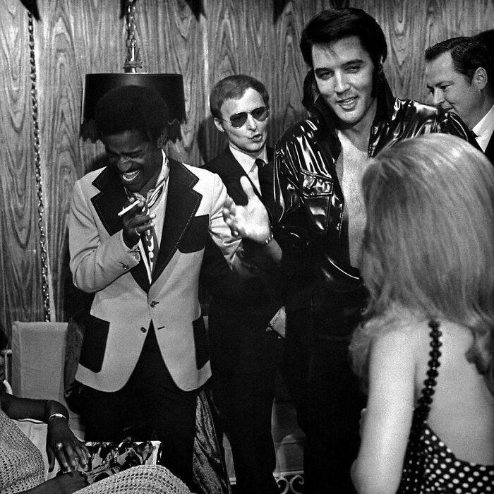 Sammy Davis Jr. Visitando a Elvis Presley entre bastidores en el Showroom International Hotel de Las Vegas, 1970