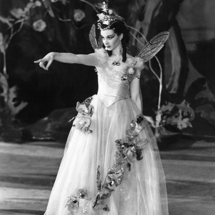Vivien Leigh como Titania en la obra de Shakespeare 'Sueño de una noche de verano' en The Old Vic, Londres, 1937. La producción también fue protagonizada por Robert Helpmann como Oberon. Fotos de J.w. Debenham