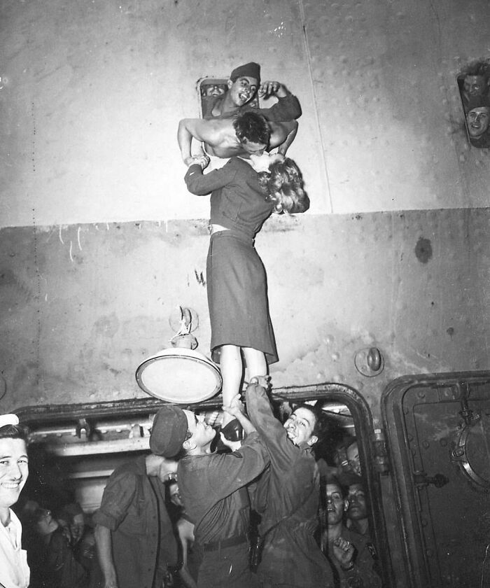 Marlene Dietrich besando a un soldado a bordo del Uss Monticello, Nueva York, 1945. Foto de Irving Haberman