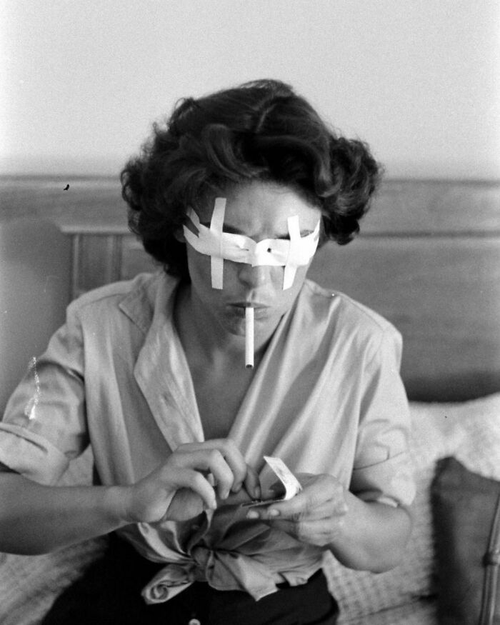 Anne Bancroft preparándose para su papel en la producción teatral de 'El milagro de Ana Sullivan', 1959. Bancroft repitió el papel en la adaptación cinematográfica de 1962, que le valió el Oscar a la mejor actriz. Fotos de Nina Leen