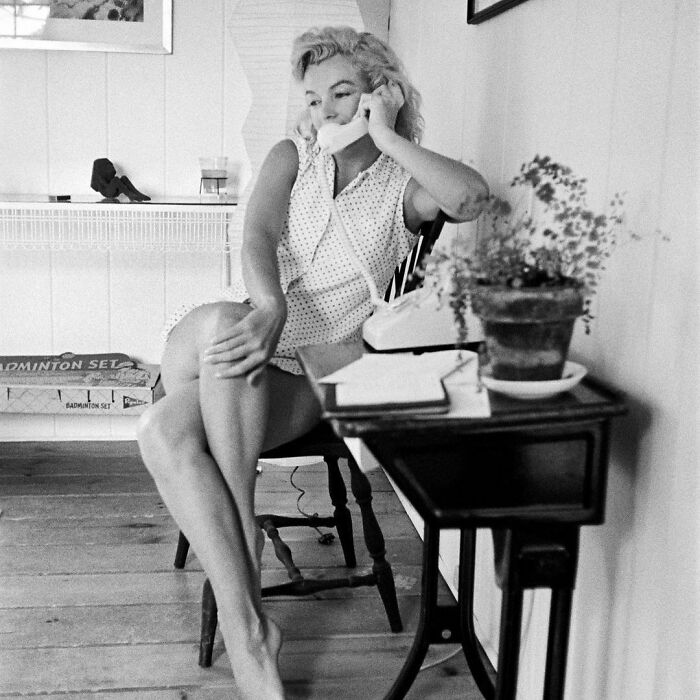 Marilyn Monroe hablando por teléfono en su casa de Amagansett, Nueva York, 1957. Fotos de Sam Shaw
