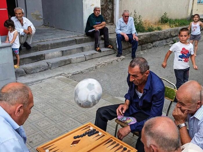 Instagram Account Collects And Shares Pictures That Capture Chance Encounters In Public Places (50 New Pics)
