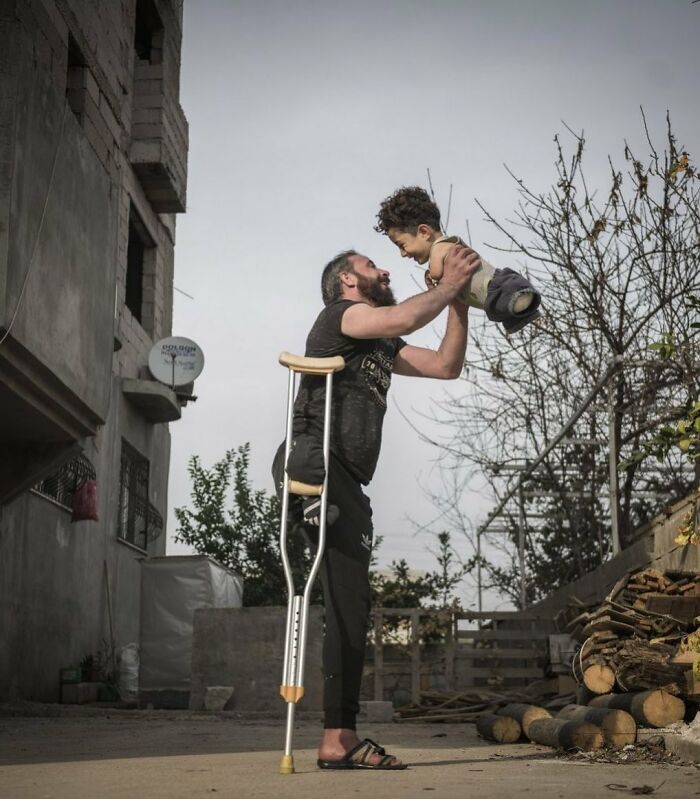 Instagram Account Collects And Shares Pictures That Capture Chance Encounters In Public Places (50 New Pics)
