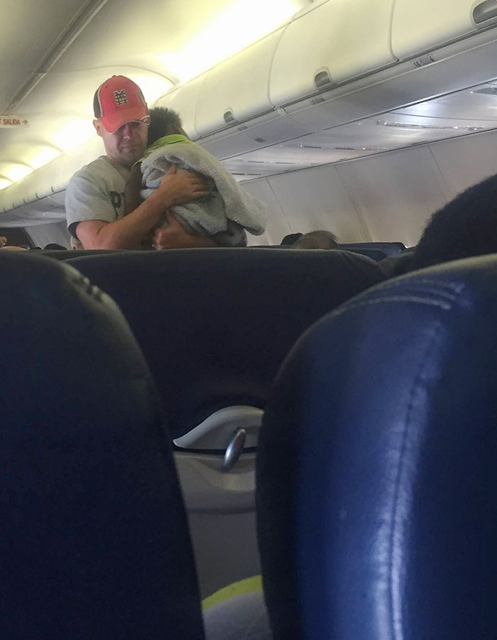 En mi vuelo de regreso a Georgia vi a un hombre que se ofreció a ayudar a esta mujer porque estaba embarazada y sola en el vuelo y su hijo estaba inquieto y molesto