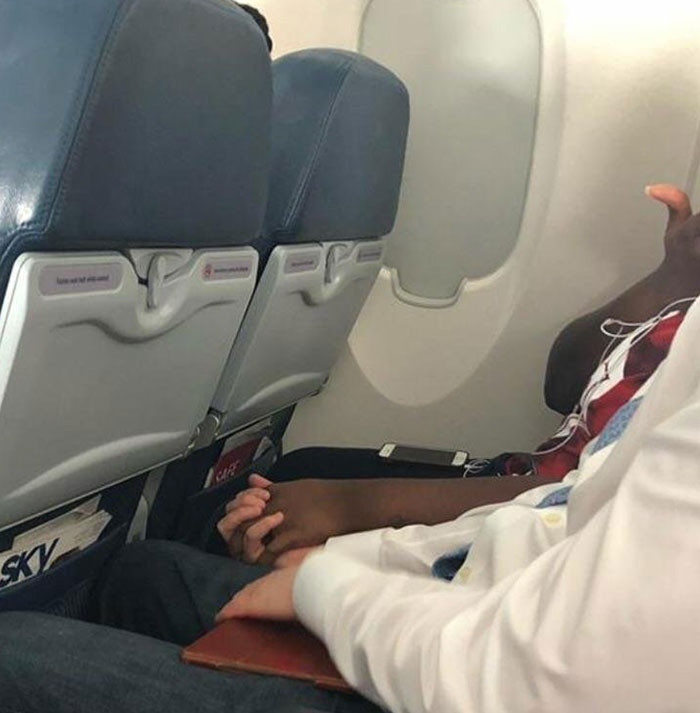 Acabamos de aterrizar en el aeropuerto de Nueva York. La gente del otro lado del pasillo no se conocía. Ella volaba por primera vez y estaba aterrorizada. Él le habló y le dio la mano. Sólo gente siendo gente