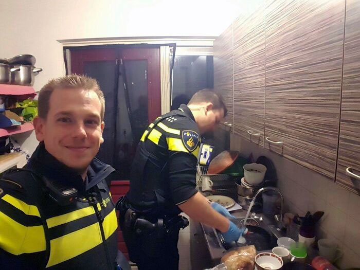 Después de que una mujer fuera llevada al hospital con hipoglucemia, dos policías se quedaron a preparar la cena para los cinco niños que aún estaban en la casa y lavaron los platos
