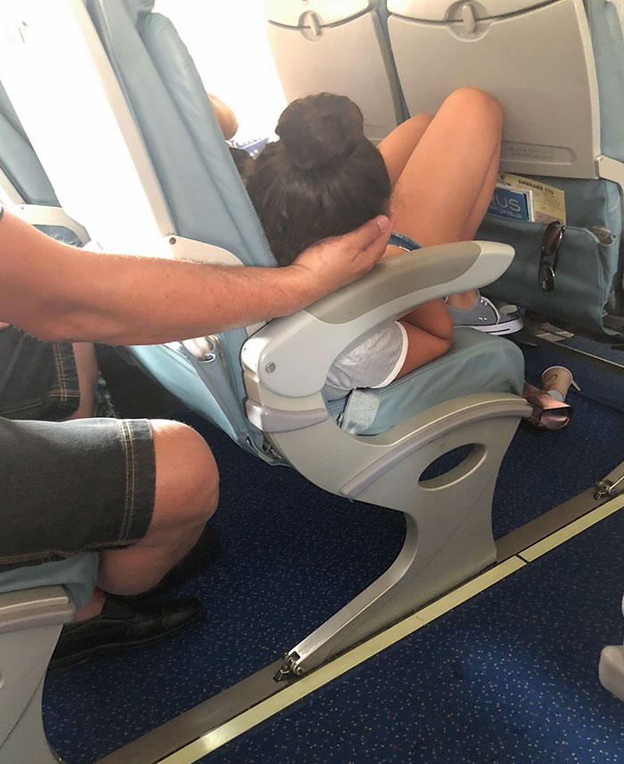 Este tipo mantuvo su mano en esta posición durante más de 45 minutos para que su hija pudiera dormir bien