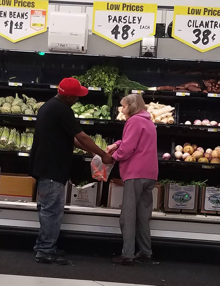 Un tipo vio que una anciana tenía problemas para embolsar algunas cosas, así que se detuvo y le abrió la bolsa