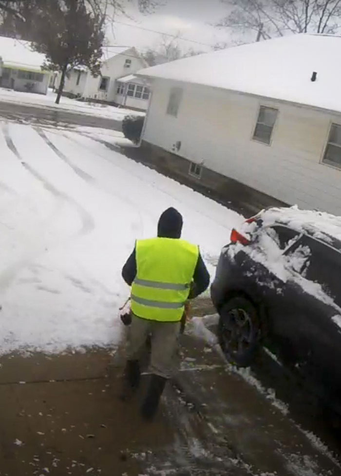 Mi vecino sabe que estoy en casa con un niño de 2 años mientras mi marido está en el trabajo. Amablemente quitó la nieve, limpió nuestros caminos y echó sal en la entrada