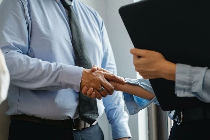 Los empleados dejan de hacer un esfuerzo adicional en el trabajo y se suman a la tendencia de la "renuncia silenciosa", esto es lo que las personas opinan al respecto (20 respuestas)