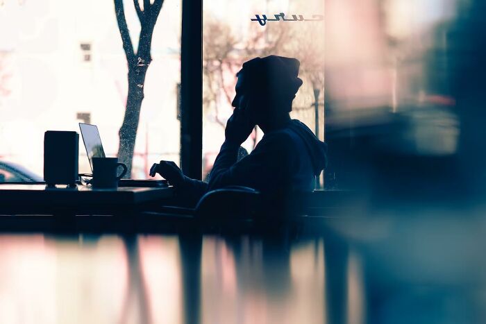 Los empleados dejan de hacer un esfuerzo adicional en el trabajo y se suman a la tendencia de la "renuncia silenciosa", esto es lo que las personas opinan al respecto (20 respuestas)