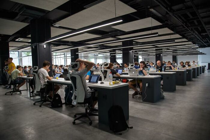 Los empleados dejan de hacer un esfuerzo adicional en el trabajo y se suman a la tendencia de la "renuncia silenciosa", esto es lo que las personas opinan al respecto (20 respuestas)