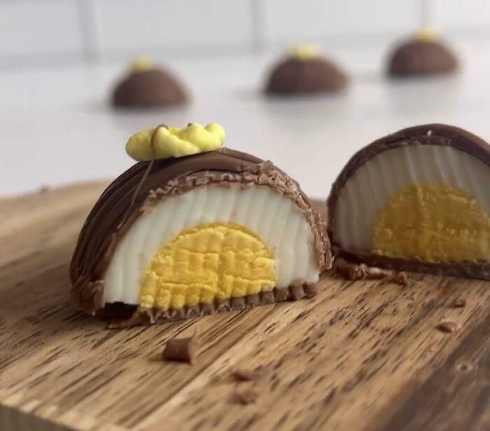 Vil broma de los Inocentes de una chocolatería: huevo duro cubierto de chocolate