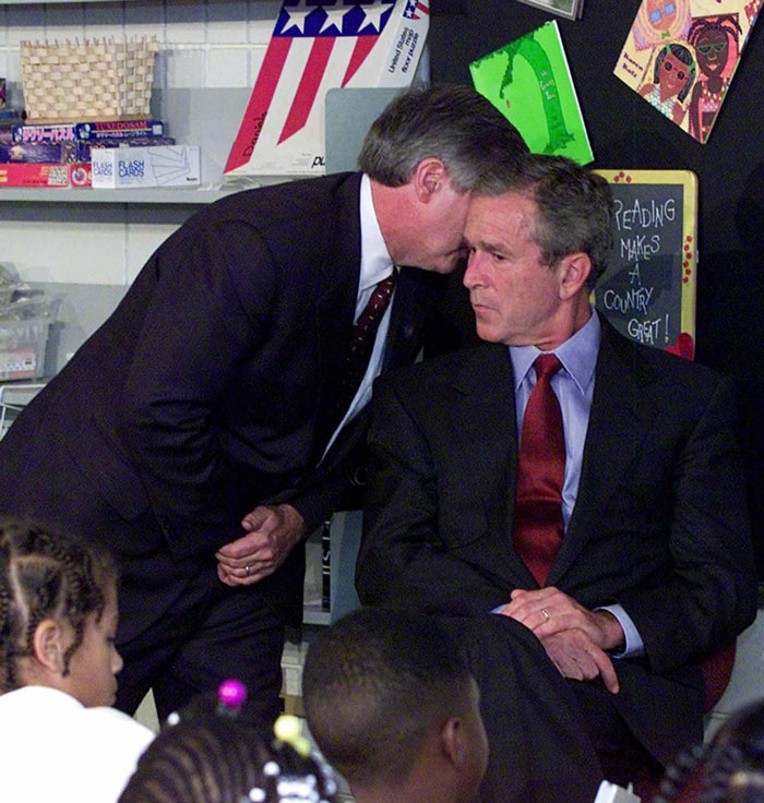 El presidente George W. Bush es interrumpido por el jefe de gabinete Andrew Card mientras lee a unos alumnos en Sarasota, Florida, el 11 de septiembre de 2001