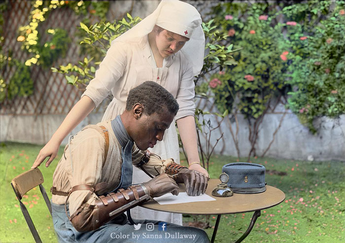 Soldado senegalés que perdió ambos brazos escribe una carta con sus nuevas prótesis. En la Escuela de Rehabilitación Profesional para Amputados, París 1918