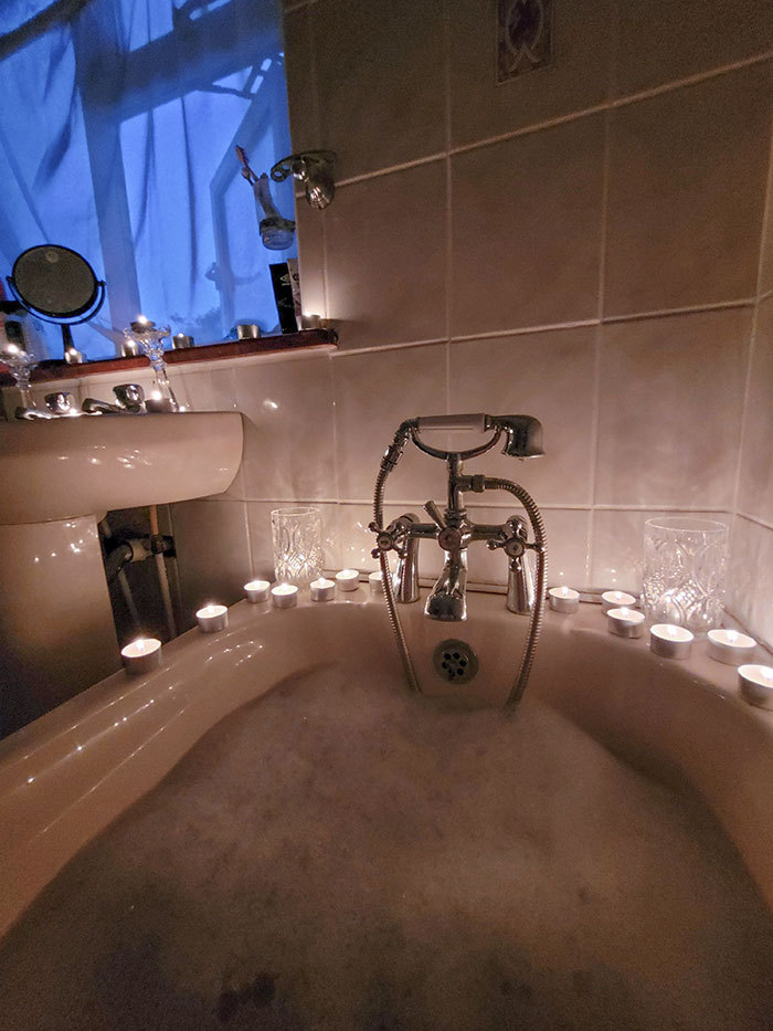 Llevo 7 meses de un embarazo complicado y le comenté a mi marido que estaba pensando en bañarme. Llegué a casa y me encontré con esto