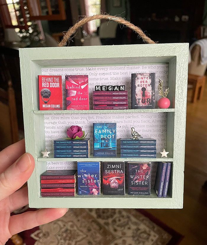 Permítanme presentarles el mejor regalo de Navidad. Mi marido mandó a hacer esto. Son todas las ediciones de mis libros. En tapa dura, tapa blanda y letra grande 