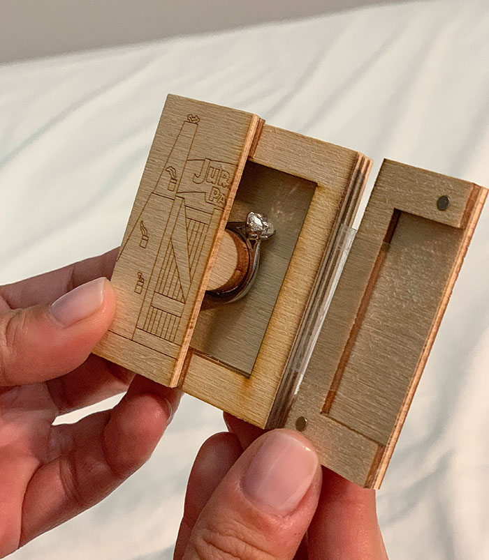 Hice una caja para nuestros anillos de compromiso. Nuestra primera cita fue ver Jurassic Park en un auditorio vacío. La corté con láser y le puse imanes para poder cerrarla