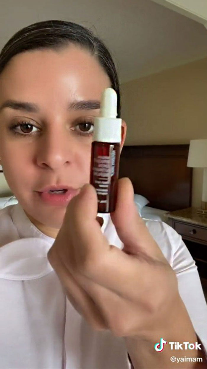 Ve a tu tienda de maquillaje de confianza y pide muestras de tus productos favoritos, ya sean maquillajes o cremas