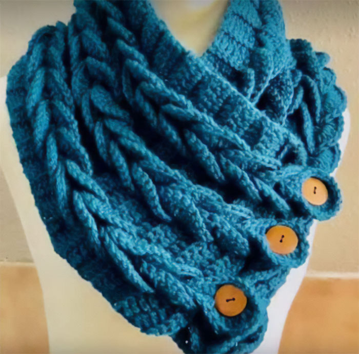 Esta semana terminé otro de estos pañuelos trenzados para un regalo de Navidad. Solo faltan 2 más