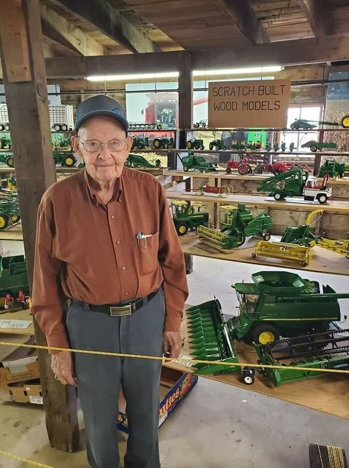 Jim Deboer, 92 años, Iowa, hizo todo esto de madera. Tienen partes movibles y removibles. Cada uno toma entre 80 y 100 horas para completar