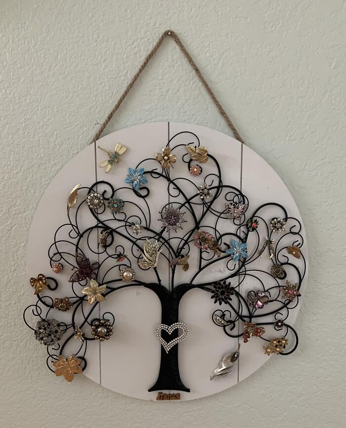 Mi madre de casi 90 años está en el hospicio y nos estamos preparando para una venta de bienes. No podía vender sus broches. Demasiados recuerdos, así que hice esto para recordarlos siempre