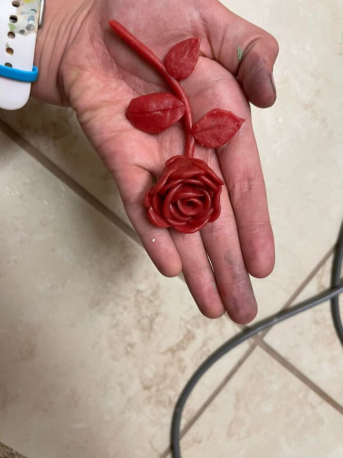 Tenía que compartir esta rosa que hizo mi nieta de 11 años. Nunca adivinarás de qué está hecha.... ¡La cera del queso Baby Bell!