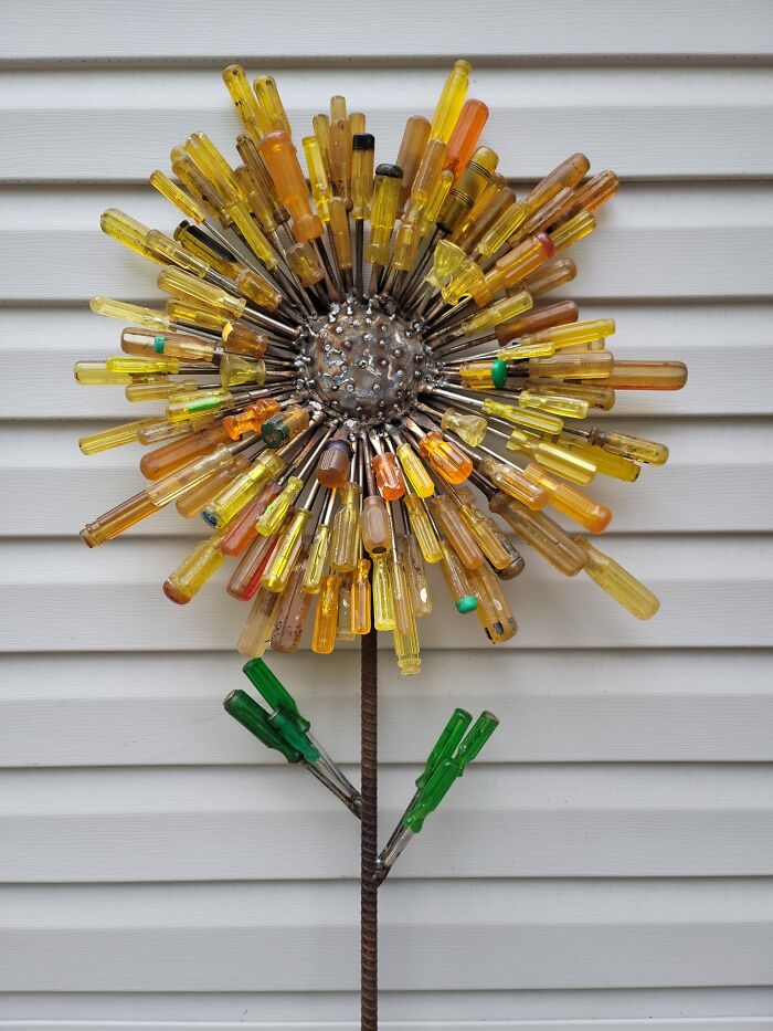 Una flor que hice con 117 destornilladores