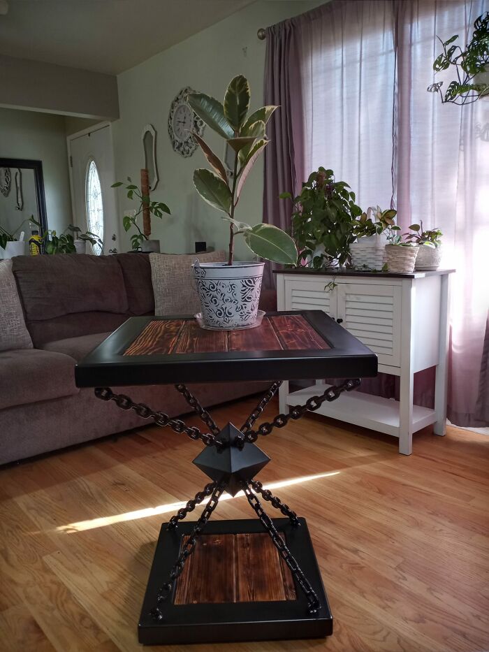 Mi marido es un constructor con soldadura. Me construyó esta mesa con chatarra, cadenas y madera