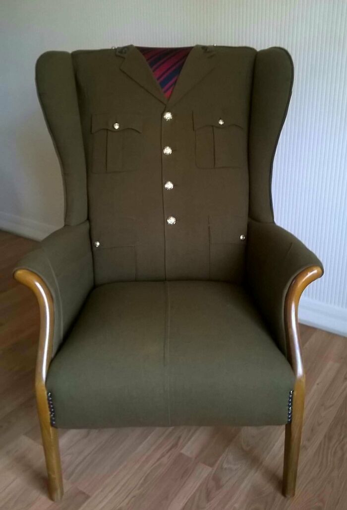 Un soldado de la Real Maestranza, que sirve en Afganistán, me envió su uniforme y me preguntó si podía ponerlo en un sillón para él, está fuera, mucho, pero vuelve a casa por Navidad, esto es para que su madre se siente en él cuando está fuera, ¿no es maravilloso?