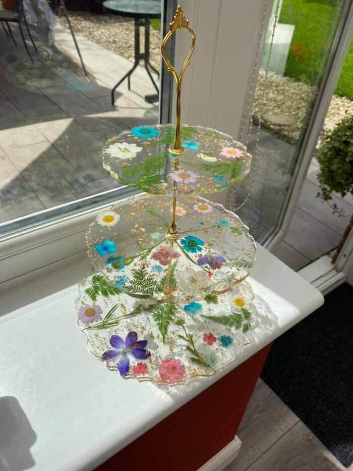 Soporte para pasteles en resina hecho a mano con flores reales recién prensadas