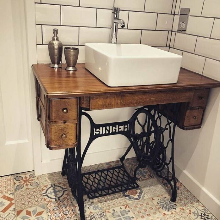 Vieja máquina de coser reconvertida en lavabo