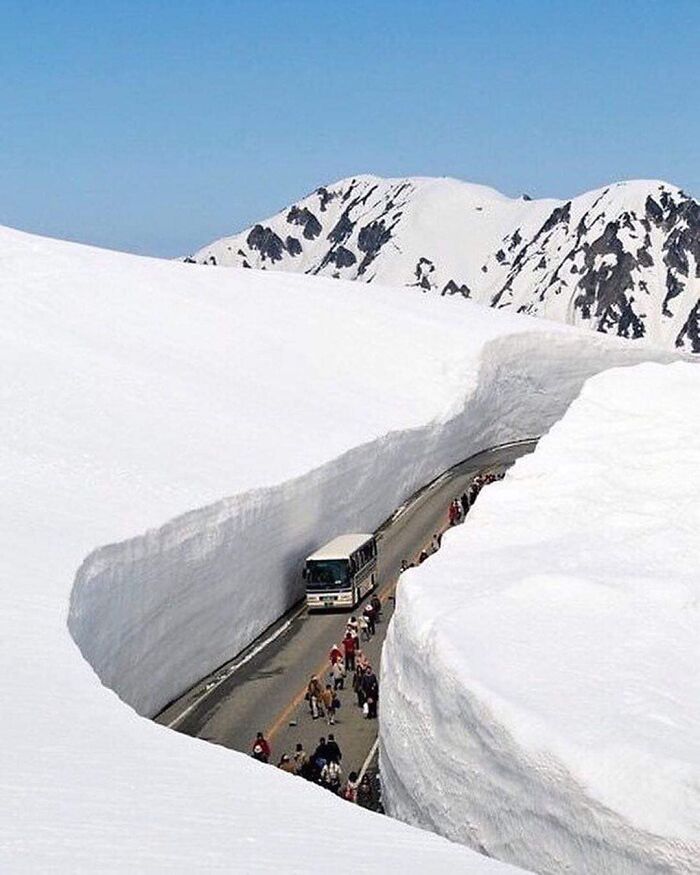 La ruta alpina “Tateyama Kurobe” se eleva a más de 3 mil metros sobre el nivel del mar. El monte Tate es una de las montañas más altas de Japón